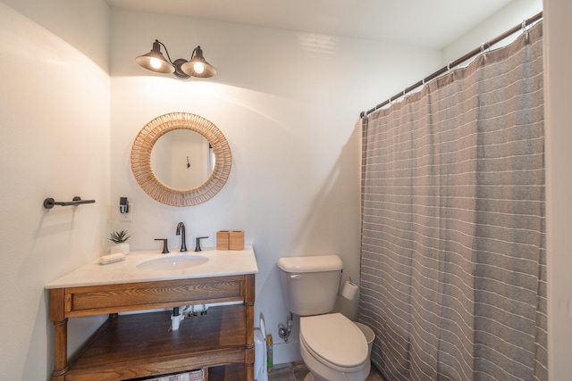 full bath featuring a shower with curtain, vanity, and toilet