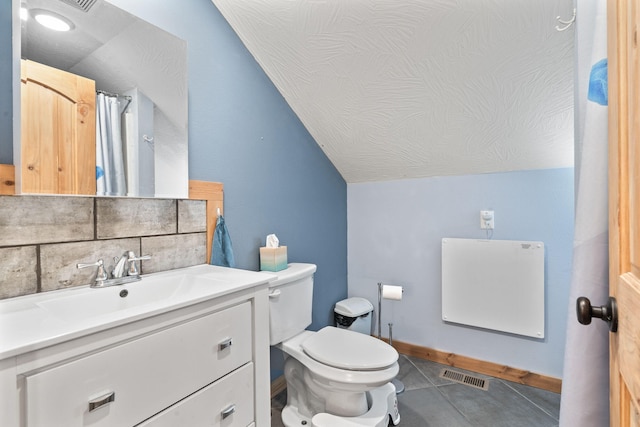 full bath with visible vents, decorative backsplash, toilet, vaulted ceiling, and baseboards