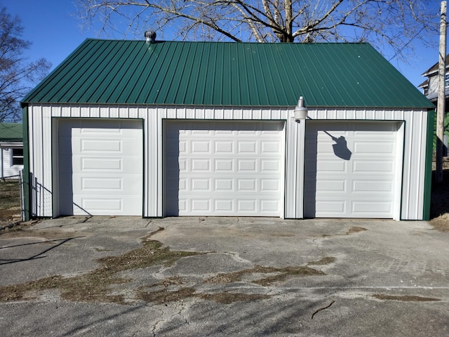 view of detached garage