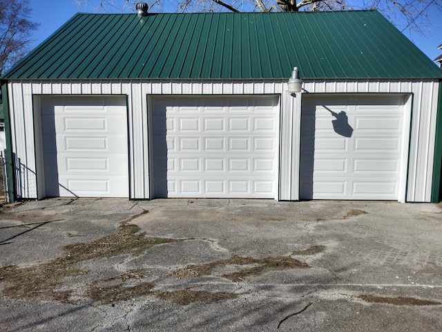 view of detached garage