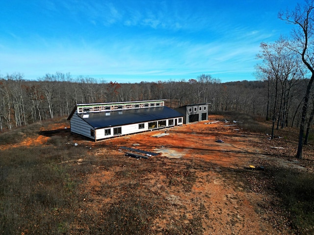 view of front of home featuring a view of trees