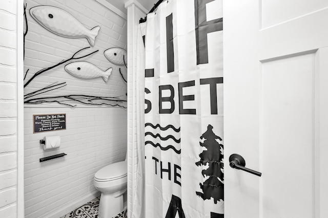 bathroom featuring a shower with curtain and toilet