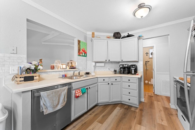 kitchen with tasteful backsplash, light wood-style flooring, appliances with stainless steel finishes, crown molding, and a sink