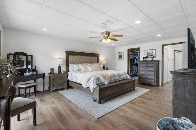 bedroom featuring light wood-style floors, a spacious closet, visible vents, and recessed lighting