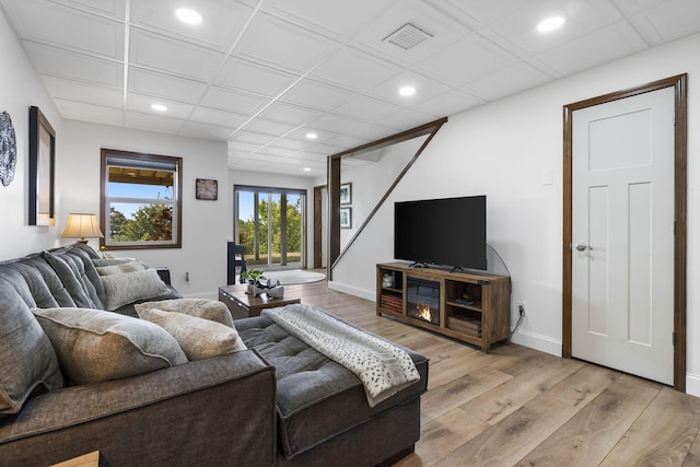 living area featuring recessed lighting, baseboards, visible vents, and light wood finished floors