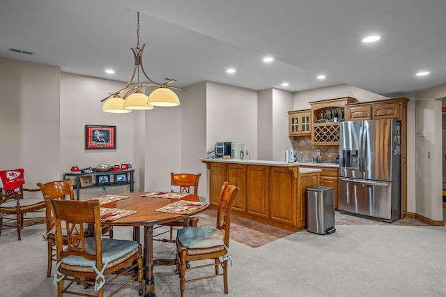 dining room featuring visible vents, light colored carpet, indoor wet bar, and recessed lighting