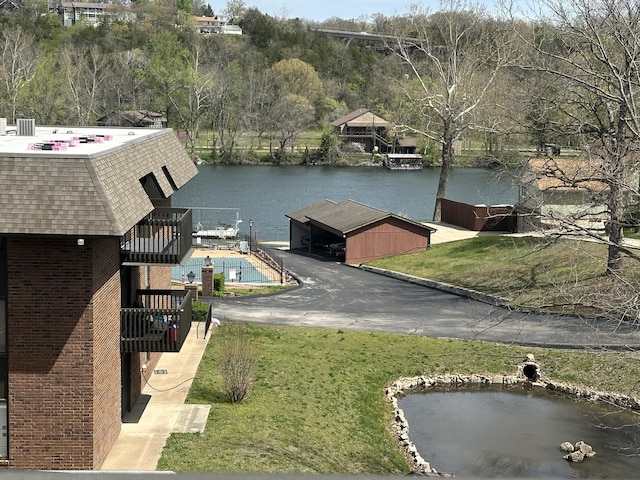 bird's eye view with a water view
