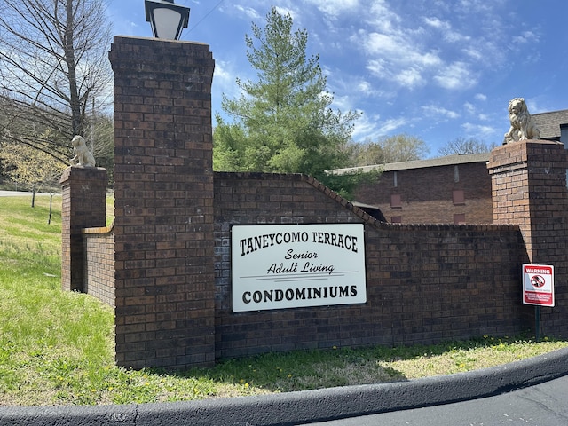 view of community / neighborhood sign