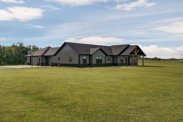 modern farmhouse featuring a front lawn