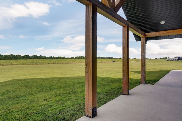 view of yard featuring a rural view