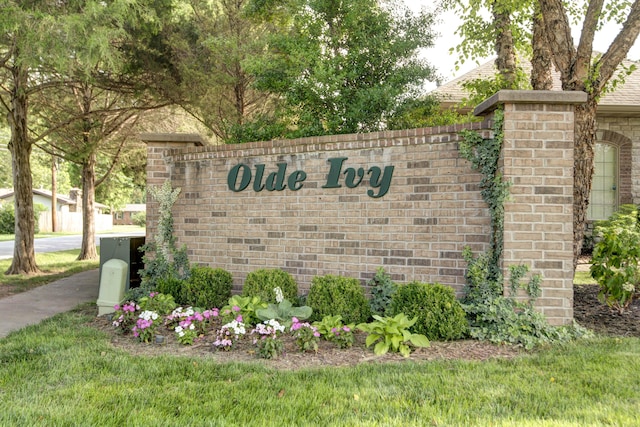 view of community / neighborhood sign
