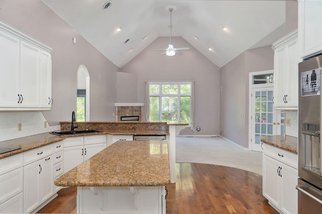 kitchen with open floor plan, a sink, a wealth of natural light, and stainless steel fridge with ice dispenser