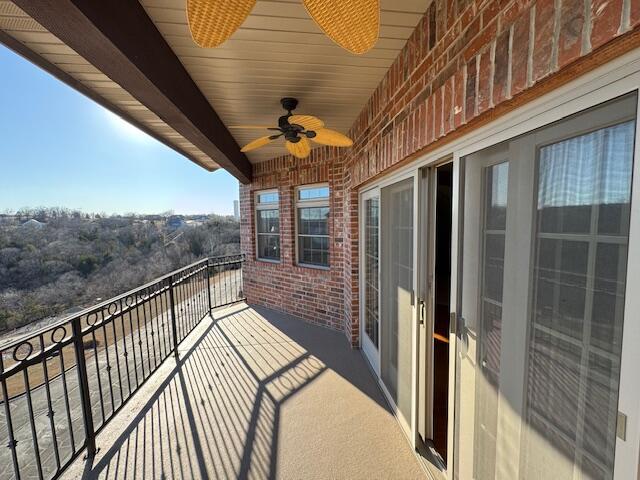 balcony featuring ceiling fan