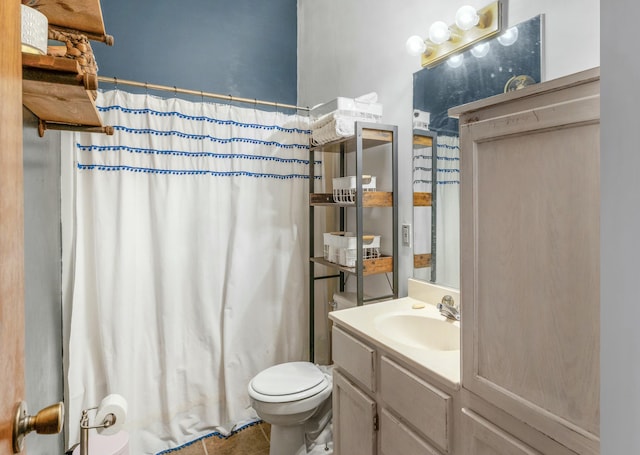 full bath featuring toilet, vanity, and a shower with curtain