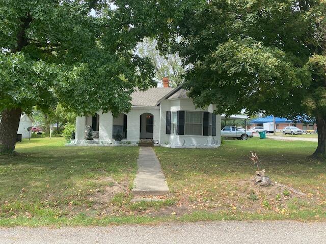 view of front of property featuring stucco siding and a front yard