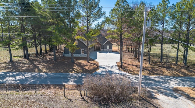 view of front facade featuring driveway