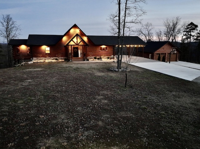 view of front of property featuring driveway