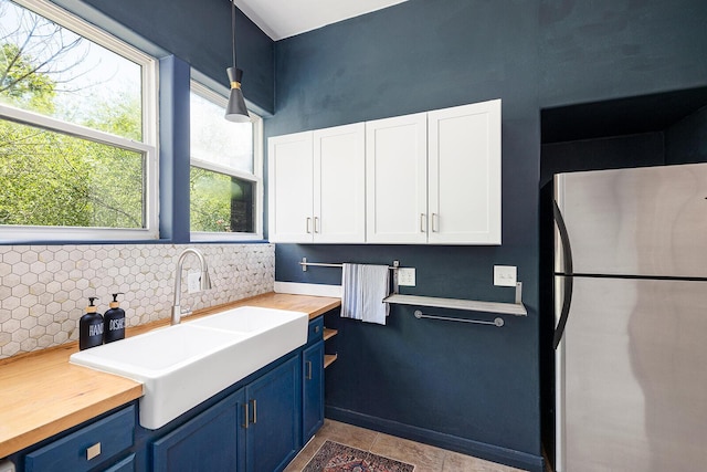 bathroom with backsplash and vanity