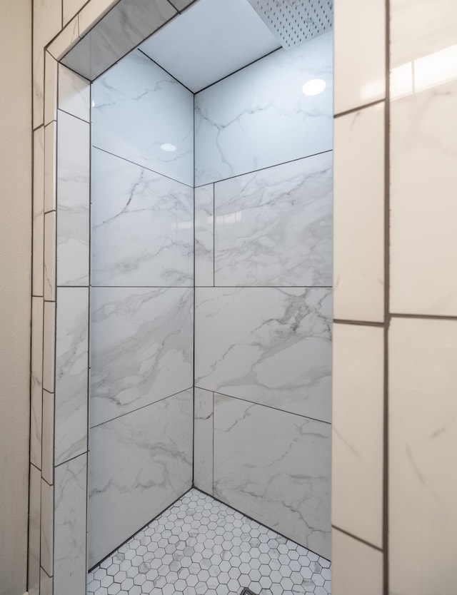 bathroom featuring a tile shower