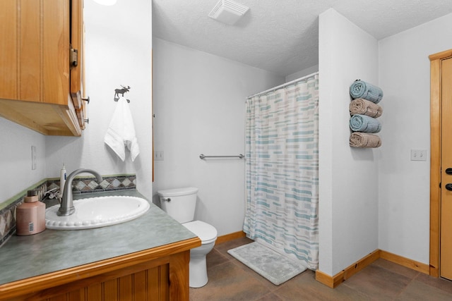 full bath featuring a shower with curtain, baseboards, a textured ceiling, and toilet