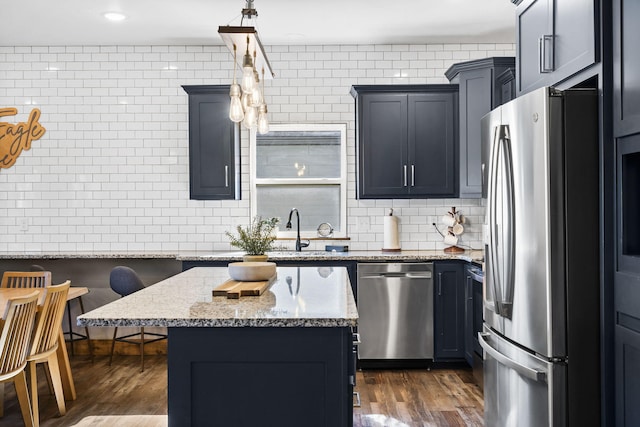 kitchen featuring stainless steel appliances, a center island, dark wood-style flooring, and decorative backsplash