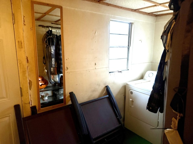 washroom with laundry area and washer / clothes dryer