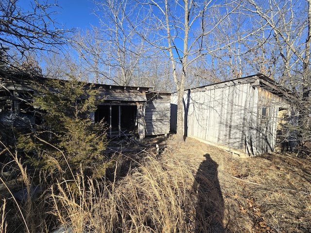 exterior space featuring an outbuilding