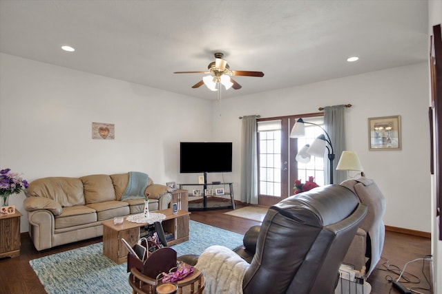 living area featuring dark wood-type flooring, recessed lighting, ceiling fan, and baseboards