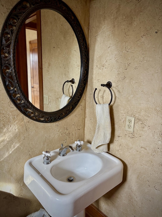 bathroom featuring a sink