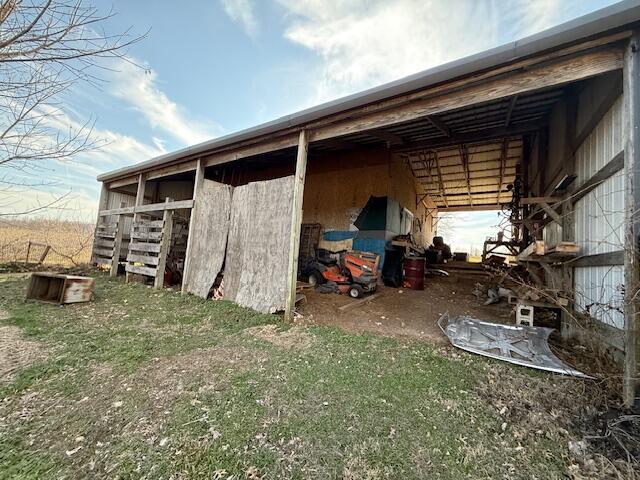 view of outdoor structure featuring an outbuilding