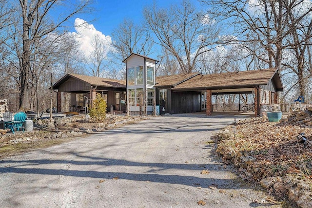 view of front facade featuring driveway