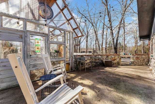 view of yard featuring an outbuilding