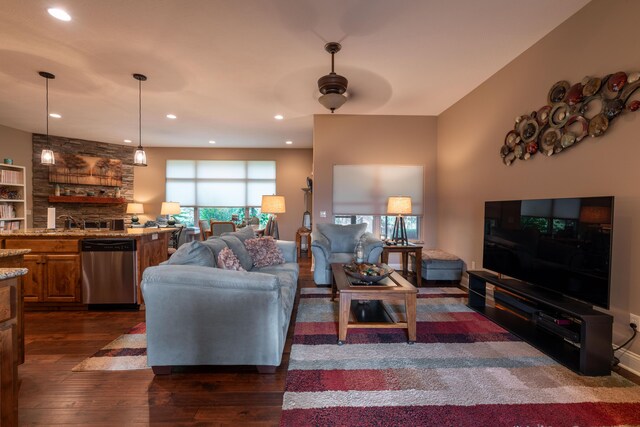 living area with recessed lighting, dark wood-style flooring, and ceiling fan