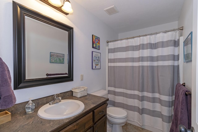 full bathroom featuring curtained shower, visible vents, toilet, vanity, and a textured ceiling