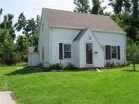 view of front of property with a front yard