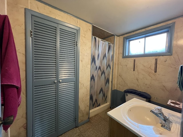 full bath with curtained shower, a closet, and vanity