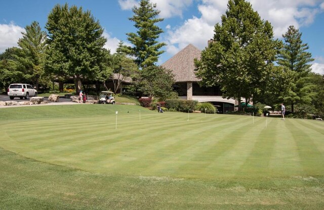 view of property's community featuring view of golf course