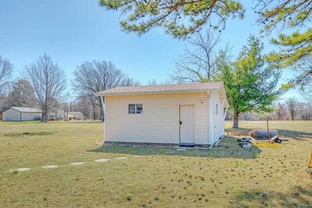 view of outdoor structure featuring an outbuilding