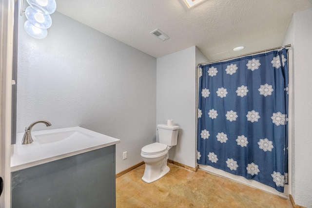 bathroom with a textured ceiling, toilet, a shower with shower curtain, visible vents, and baseboards