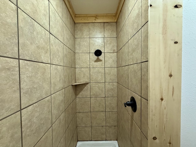 room details featuring a tile shower