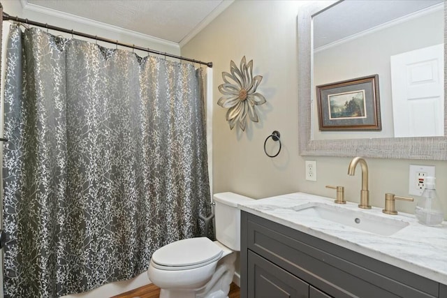 full bath featuring a shower with shower curtain, crown molding, vanity, and toilet