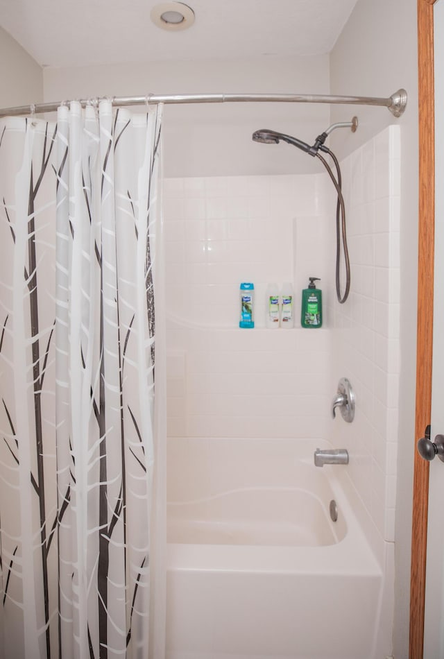 full bath with shower / tub combo with curtain