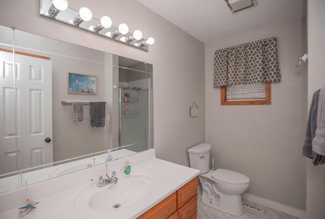 full bath featuring baseboards, visible vents, toilet, a shower with shower door, and vanity