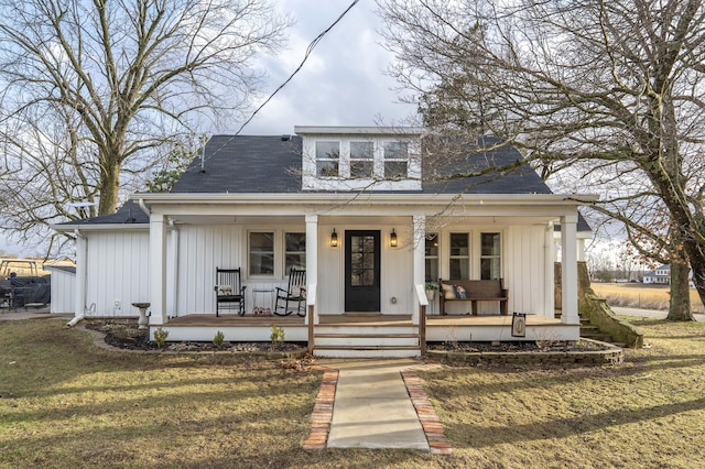 view of front of property featuring a front yard and covered porch