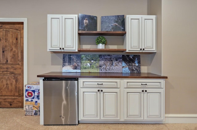 bar with tasteful backsplash, carpet flooring, and refrigerator