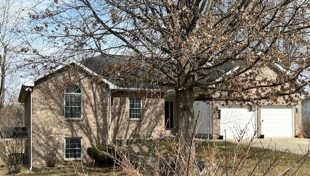 view of front facade with driveway and a garage