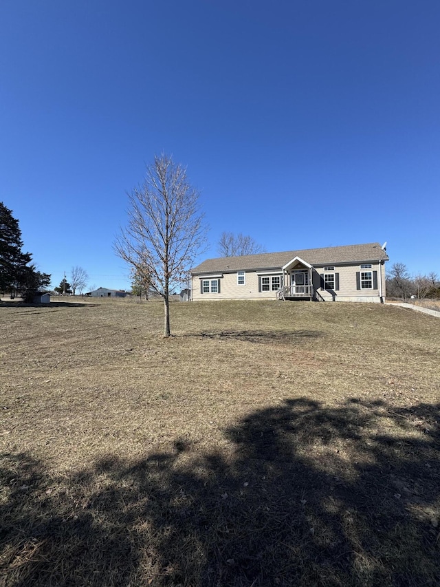 view of front of home featuring a front yard