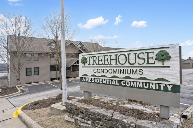 view of community / neighborhood sign