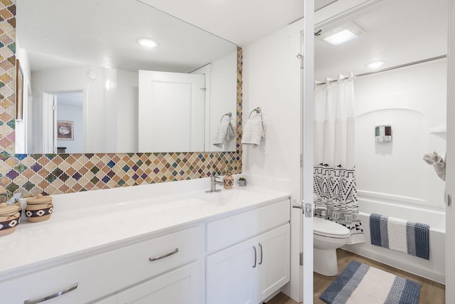 full bath featuring tasteful backsplash, shower / bath combo, vanity, and toilet