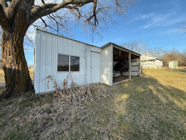 view of pole building featuring a lawn